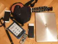 Elektronika i akcesoria podróżne: smartfon, czytnik e-booków, aparat, powerbank, laptop, selfie stick i statyw.