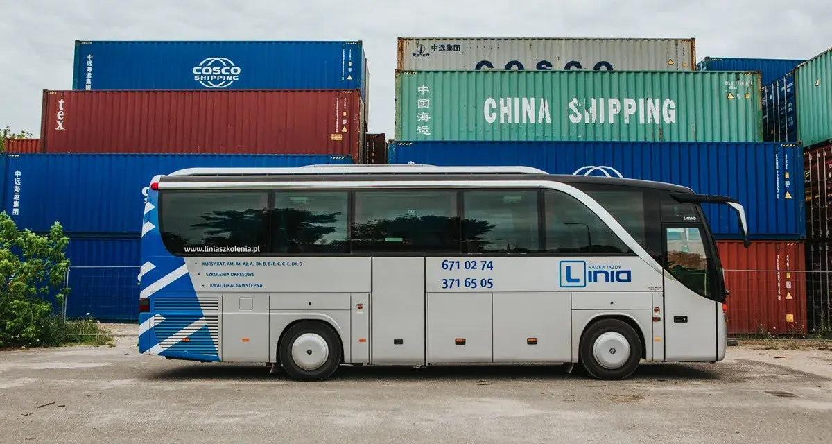 Autobus 10 osobowy, jaki prawo jazdy? Na zdjęciu autobus szkoleniowy "Linia" na tle kontenerów.