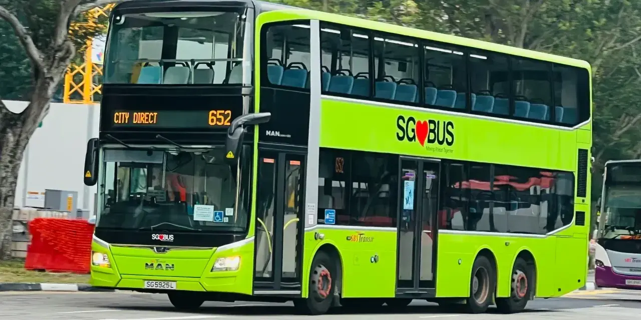 Jasnozielony dwupiętrowy autokar SG BUS linii 652 z miejscami dla pasażerów.