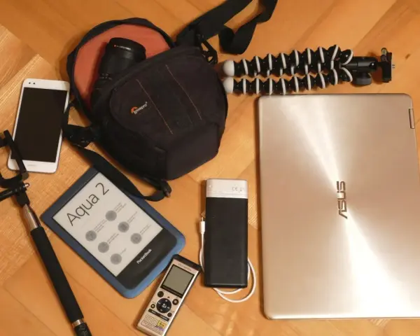 Elektronika i akcesoria podróżne: smartfon, czytnik e-booków, aparat, powerbank, laptop, selfie stick i statyw.