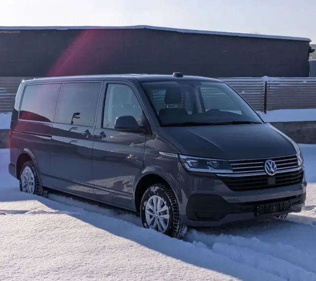 Szary bus Volkswagen w śniegu. Idealny, jaki bus do 30 tys. na zimowe wyprawy.