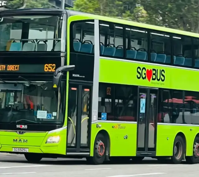 Jasnozielony dwupiętrowy autokar SG BUS linii 652 z miejscami dla pasażerów.